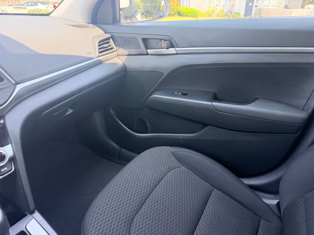 Photo 17 of this HYUNDAI ELANTRA