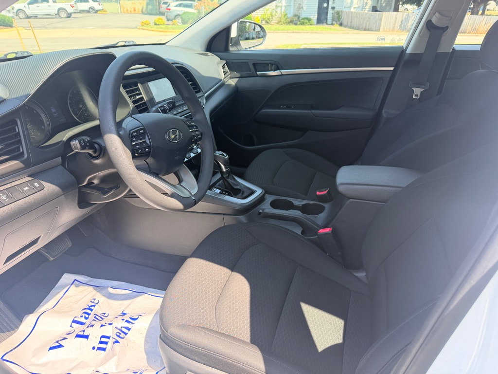 Photo 13 of this HYUNDAI ELANTRA