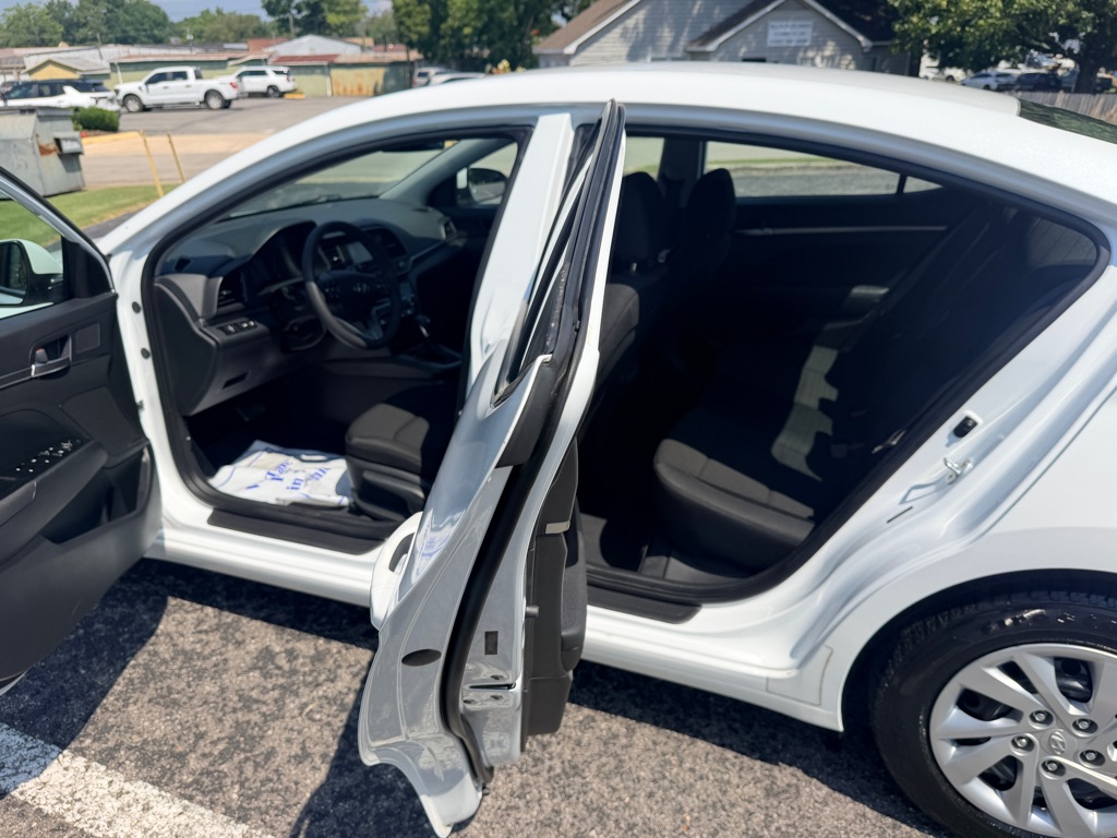 Photo 11 of this HYUNDAI ELANTRA