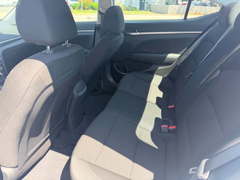 Photo 12 of this HYUNDAI ELANTRA