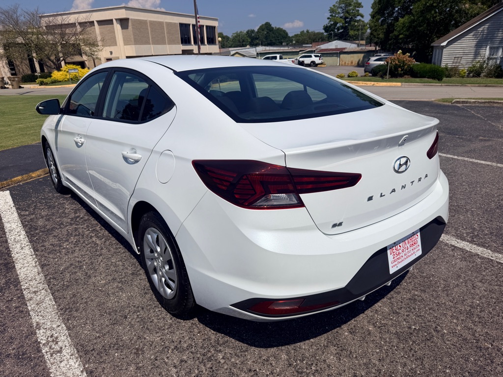 Photo 5 of this HYUNDAI ELANTRA