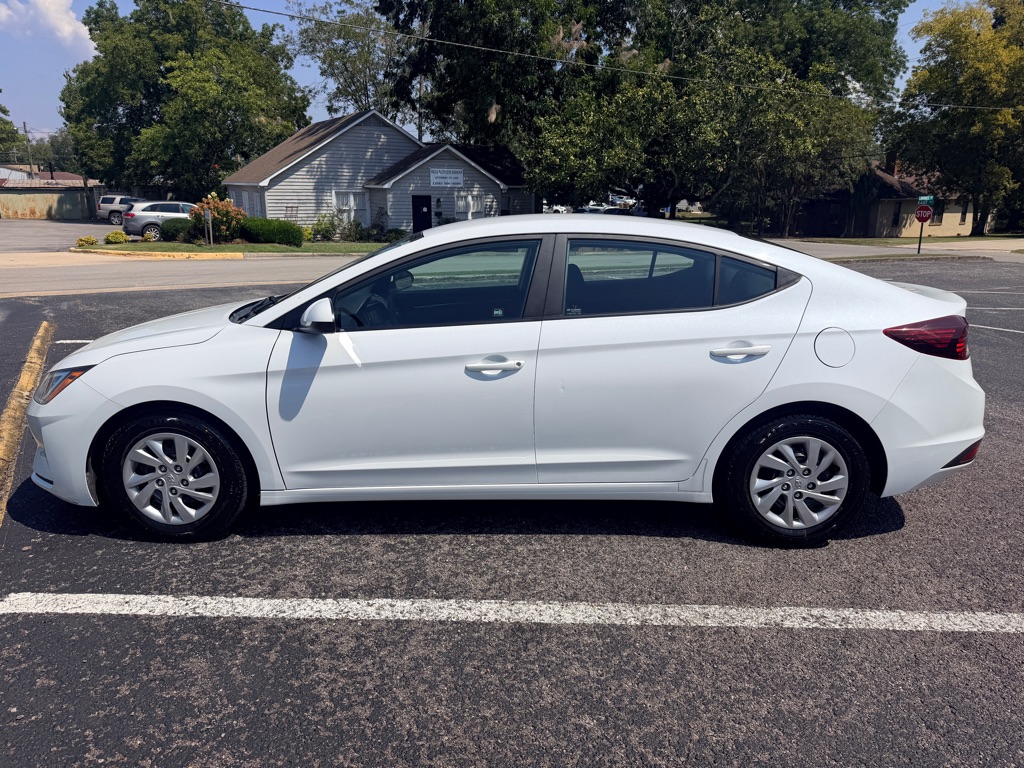 Photo 4 of this HYUNDAI ELANTRA