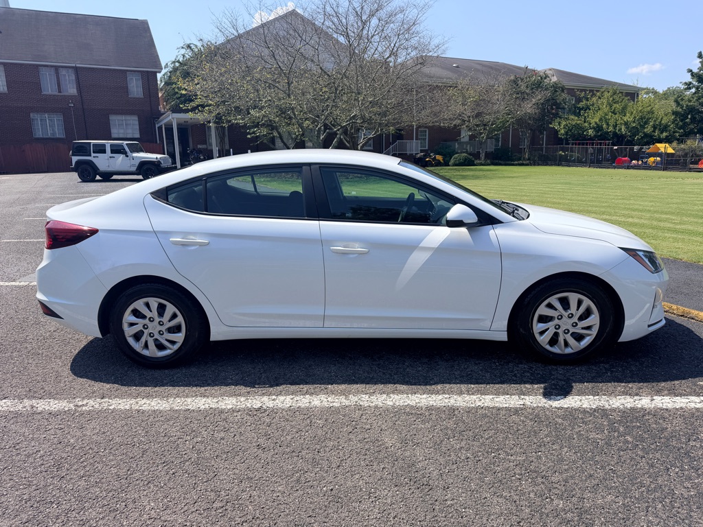 Photo 8 of this HYUNDAI ELANTRA