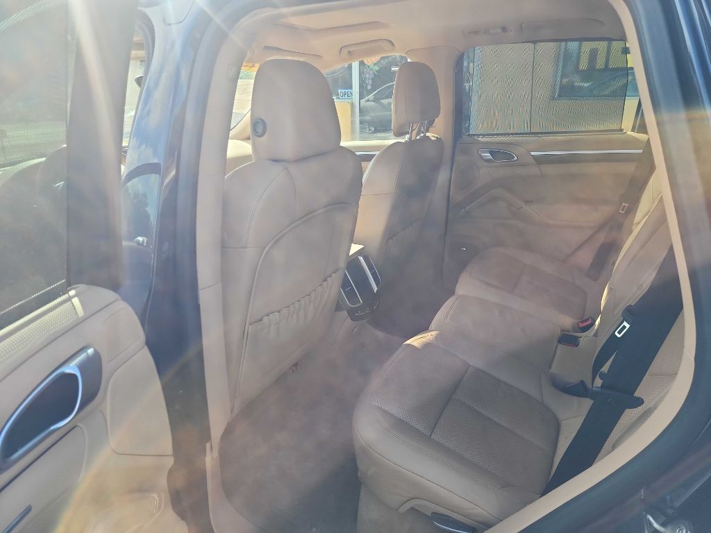 Photo 10 of this PORSCHE CAYENNE
