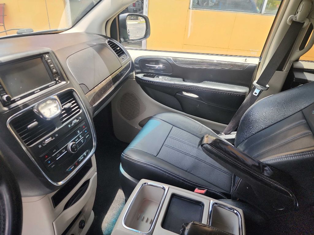 Photo 9 of this CHRYSLER TOWN & COUNTRY
