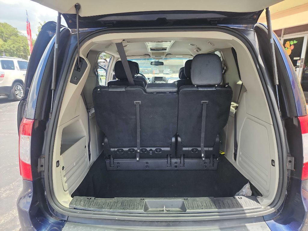 Photo 11 of this CHRYSLER TOWN & COUNTRY