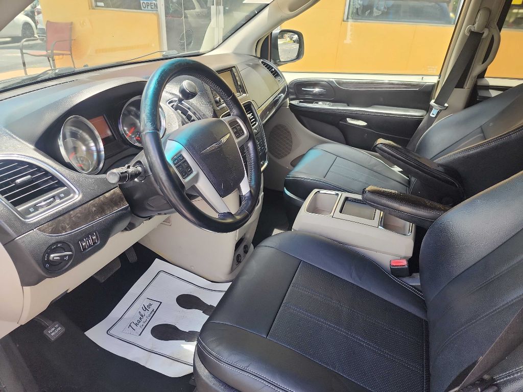 Photo 7 of this CHRYSLER TOWN & COUNTRY