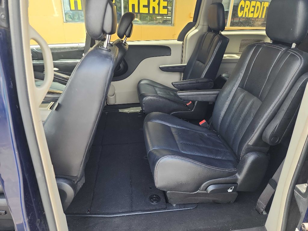 Photo 13 of this CHRYSLER TOWN & COUNTRY