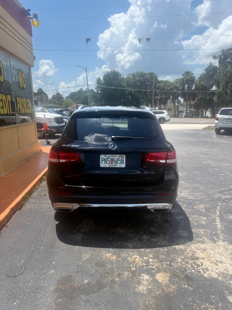 Photo 4 of this MERCEDES-BENZ GLC