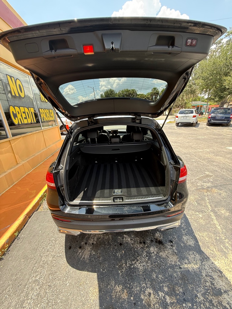Photo 10 of this MERCEDES-BENZ GLC