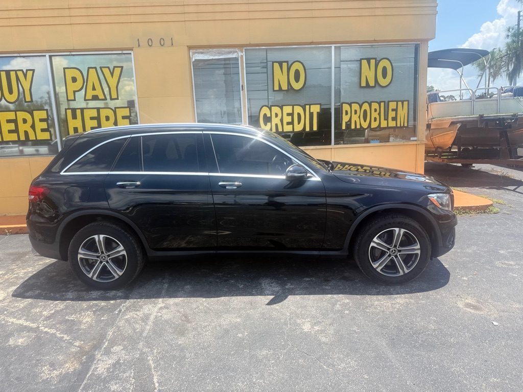 Photo 2 of this MERCEDES-BENZ GLC