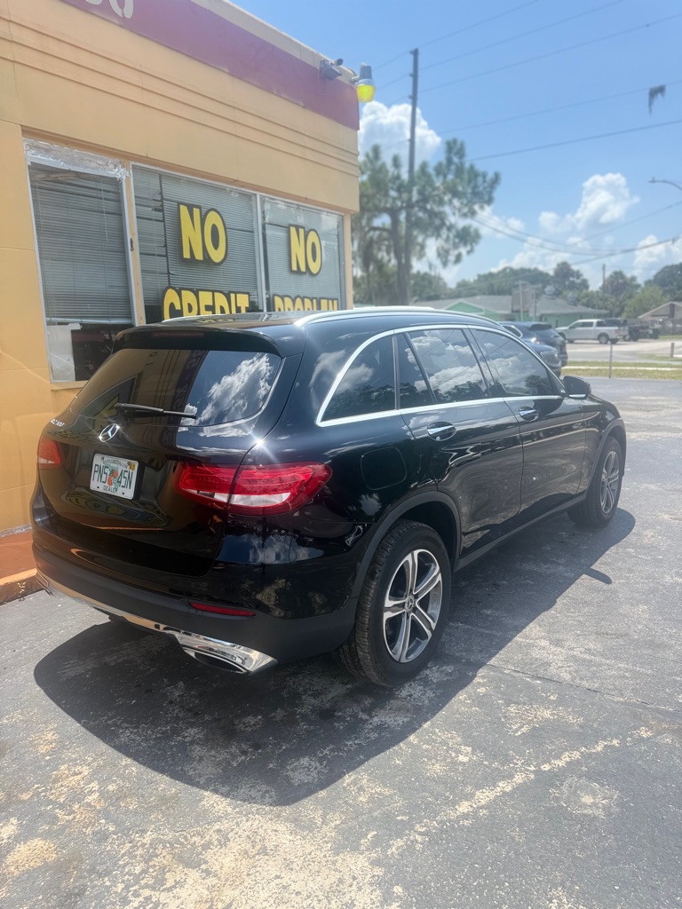 Photo 3 of this MERCEDES-BENZ GLC
