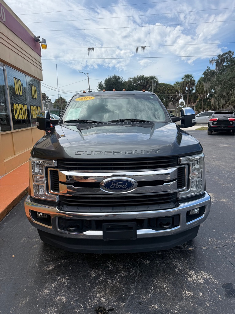 Photo 3 of this FORD F350