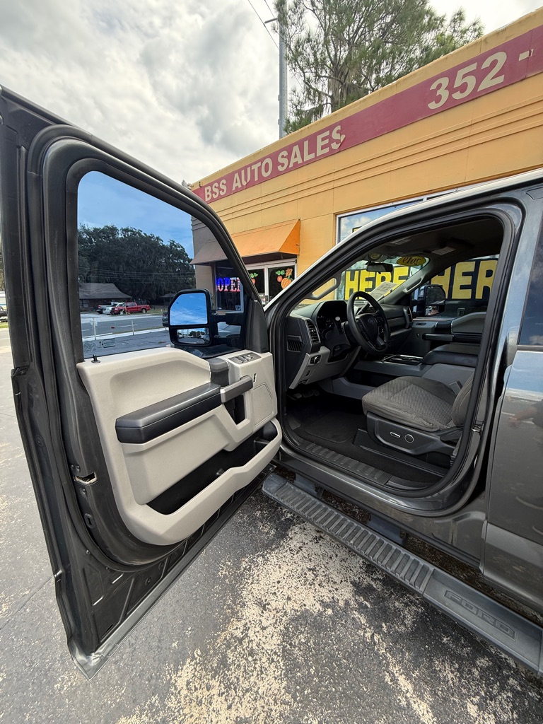 Photo 15 of this FORD F350