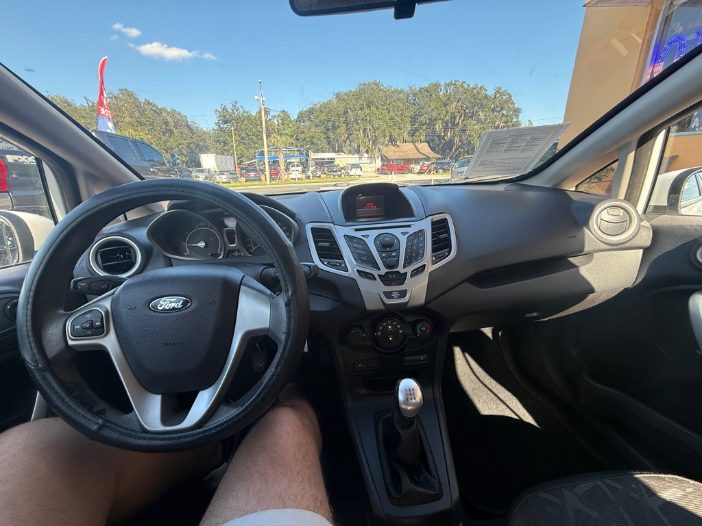 Photo 9 of this FORD FIESTA