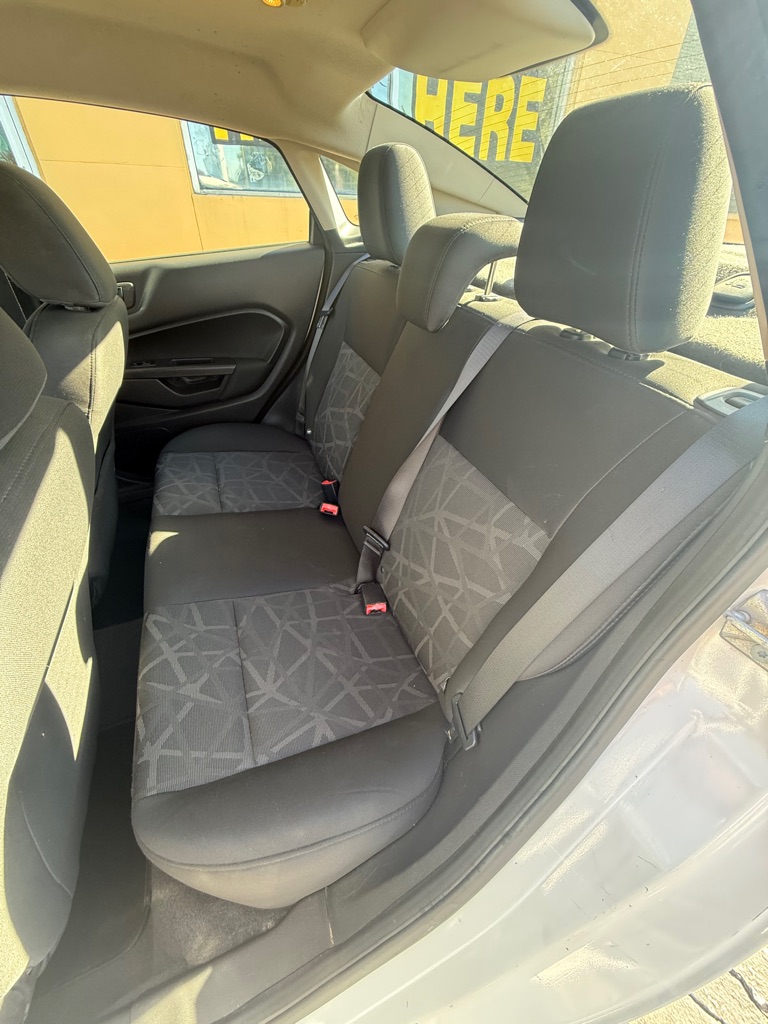Photo 13 of this FORD FIESTA