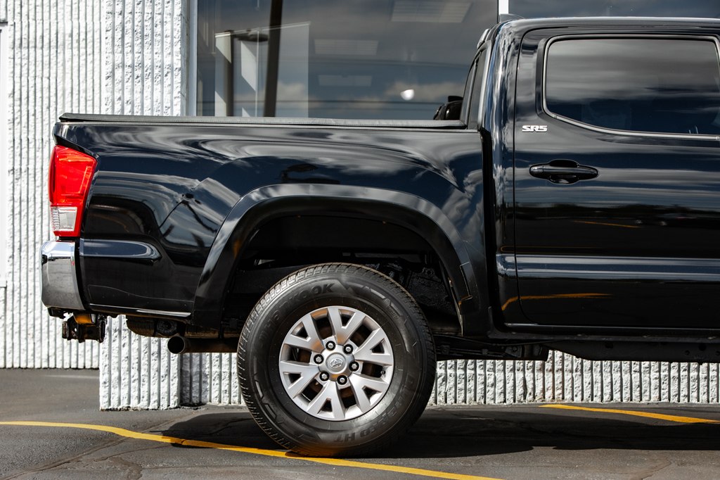 Photo 9 of this TOYOTA TACOMA