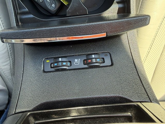Photo 18 of this LEXUS ES