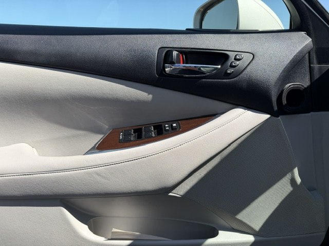 Photo 9 of this LEXUS ES