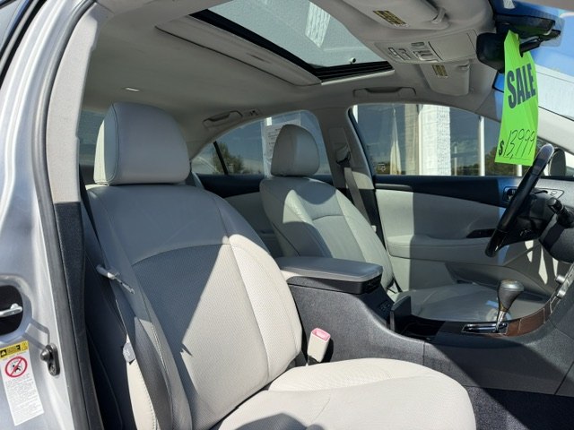 Photo 13 of this LEXUS ES