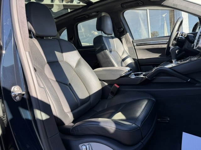 Photo 16 of this PORSCHE CAYENNE
