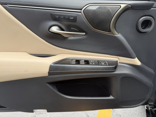 Photo 9 of this LEXUS ES