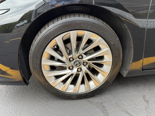 Photo 7 of this LEXUS ES
