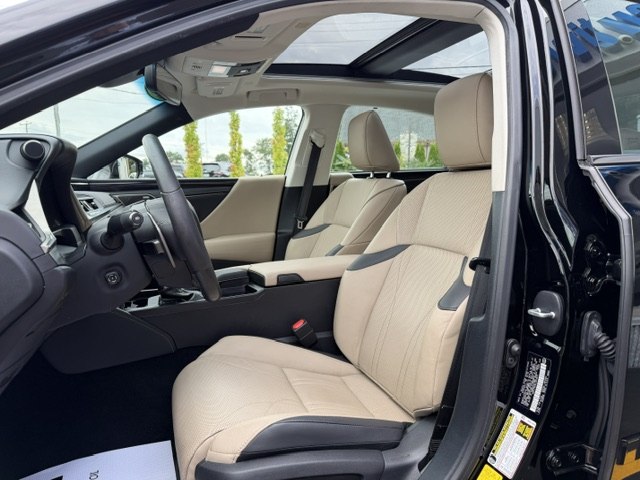 Photo 8 of this LEXUS ES