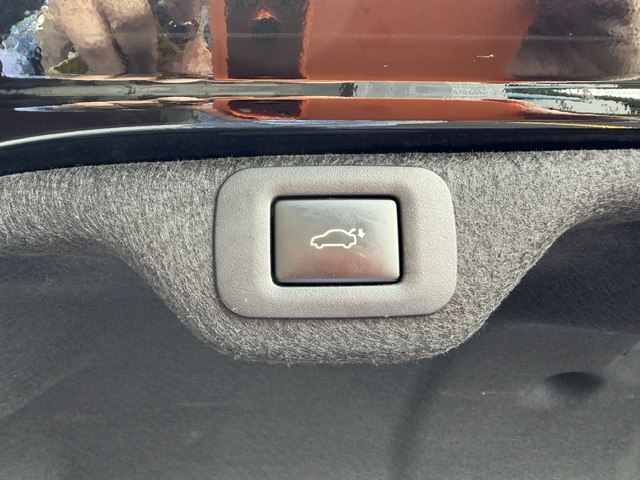 Photo 24 of this LEXUS ES