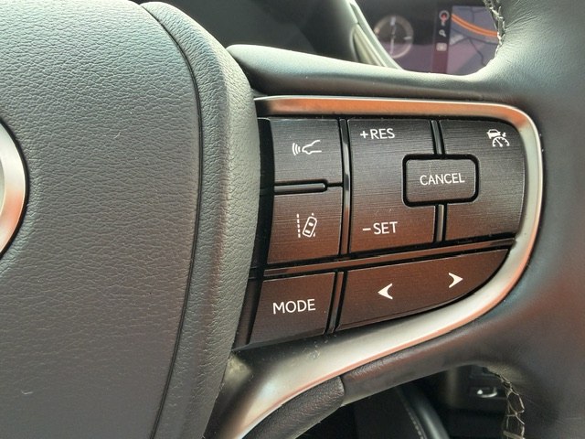 Photo 18 of this LEXUS ES