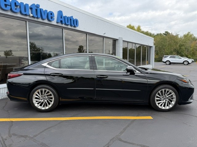 Photo 2 of this LEXUS ES