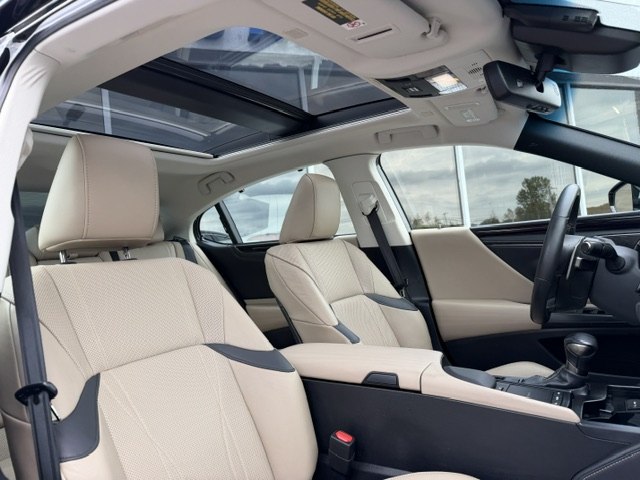 Photo 14 of this LEXUS ES