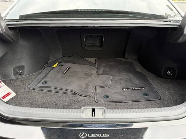 Photo 23 of this LEXUS ES