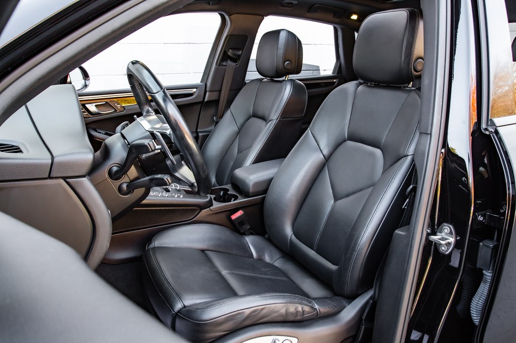 Photo 24 of this PORSCHE MACAN