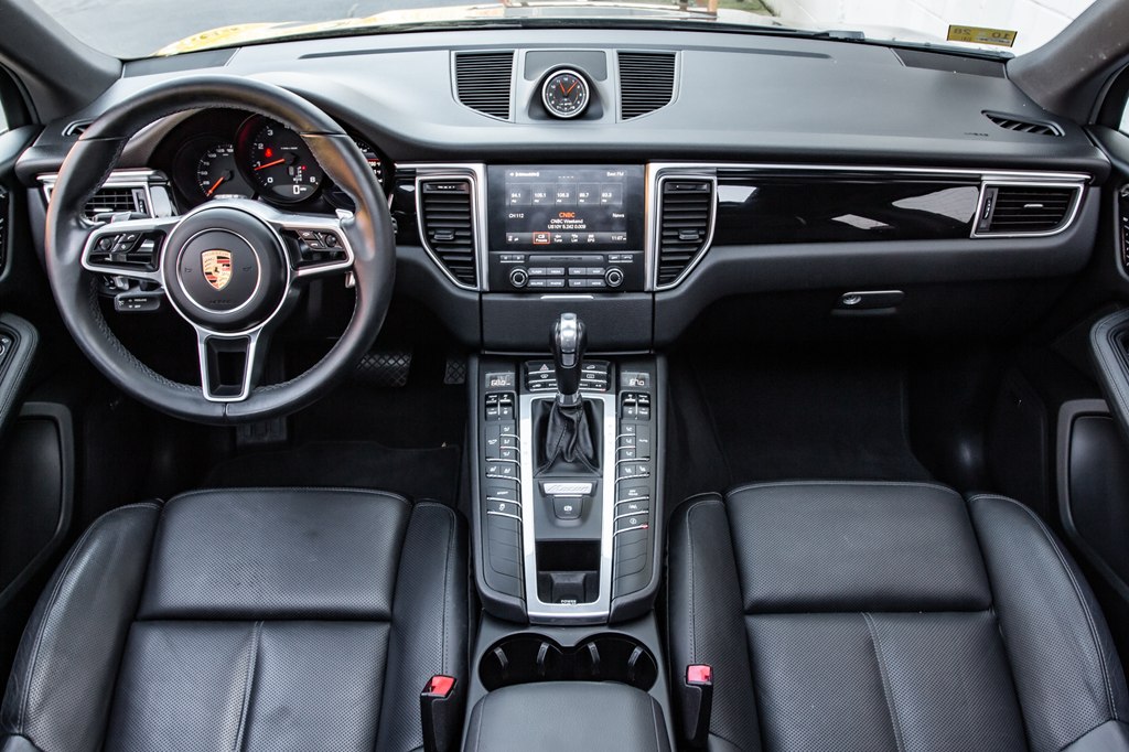 Photo 18 of this PORSCHE MACAN