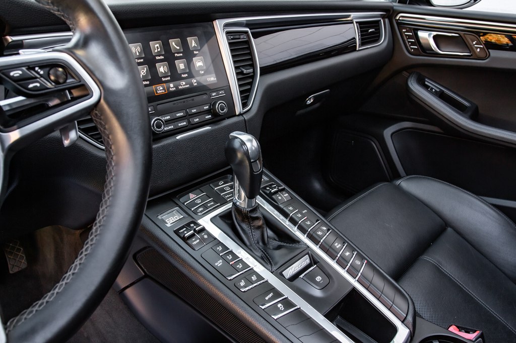 Photo 23 of this PORSCHE MACAN