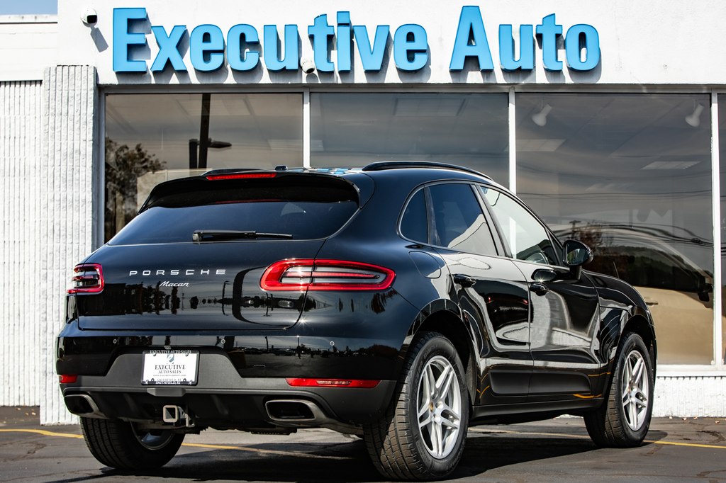 Photo 7 of this PORSCHE MACAN