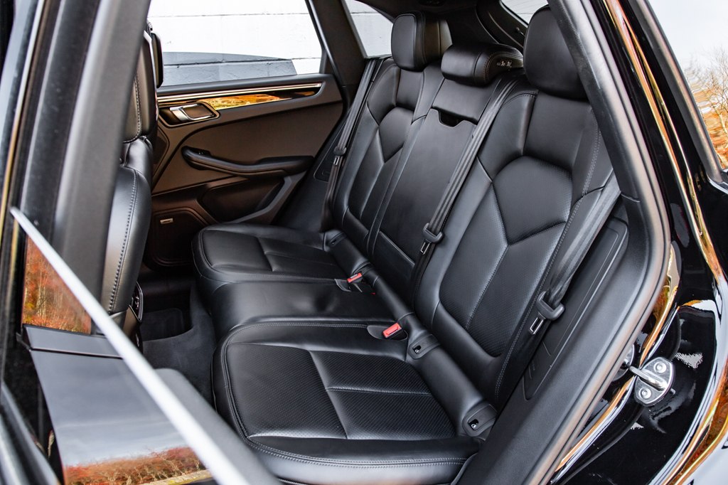 Photo 26 of this PORSCHE MACAN