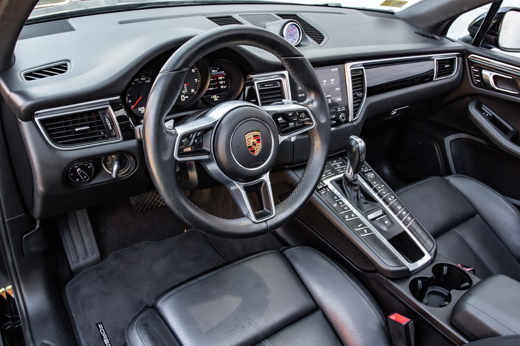 Photo 17 of this PORSCHE MACAN