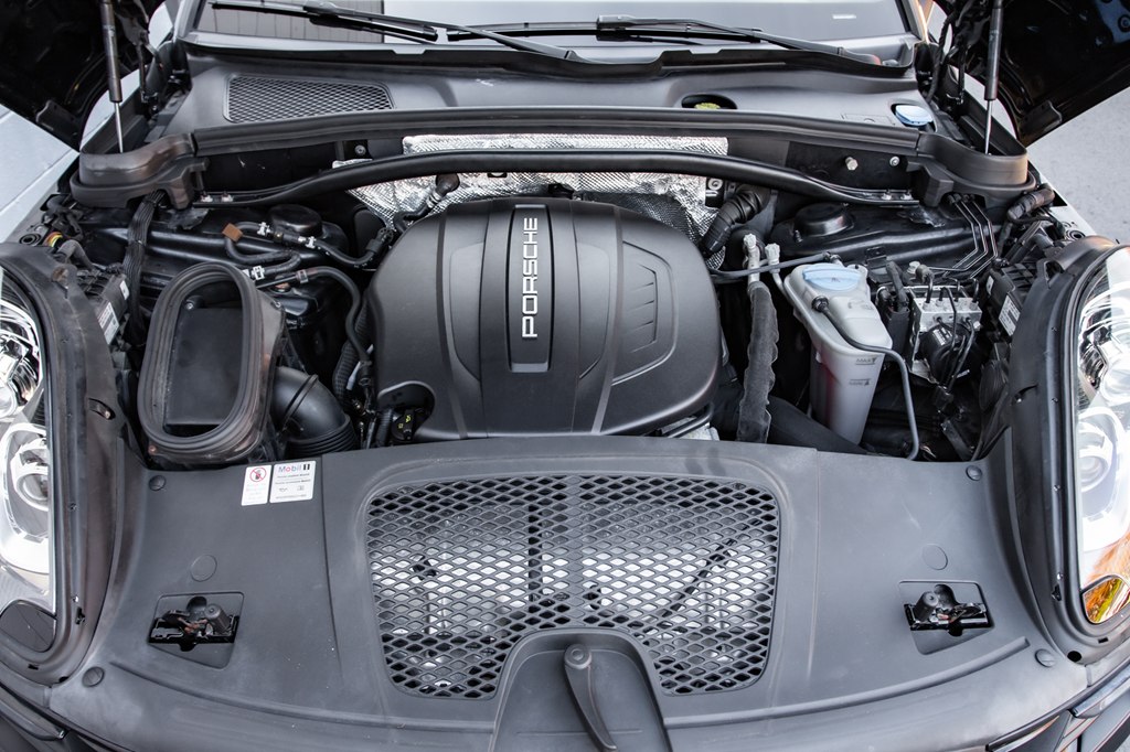 Photo 30 of this PORSCHE MACAN