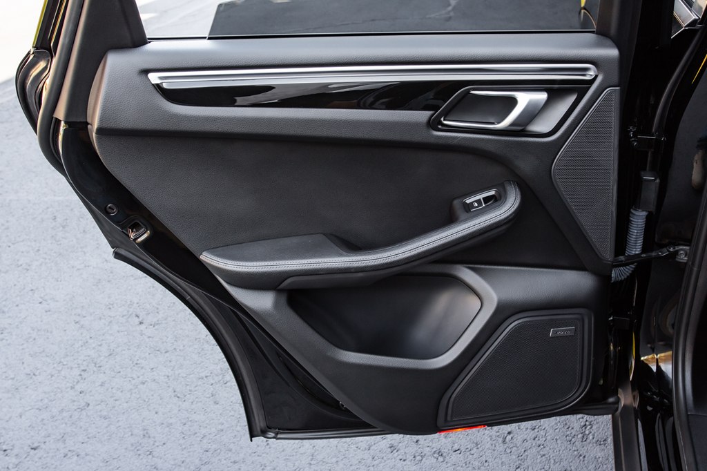 Photo 28 of this PORSCHE MACAN
