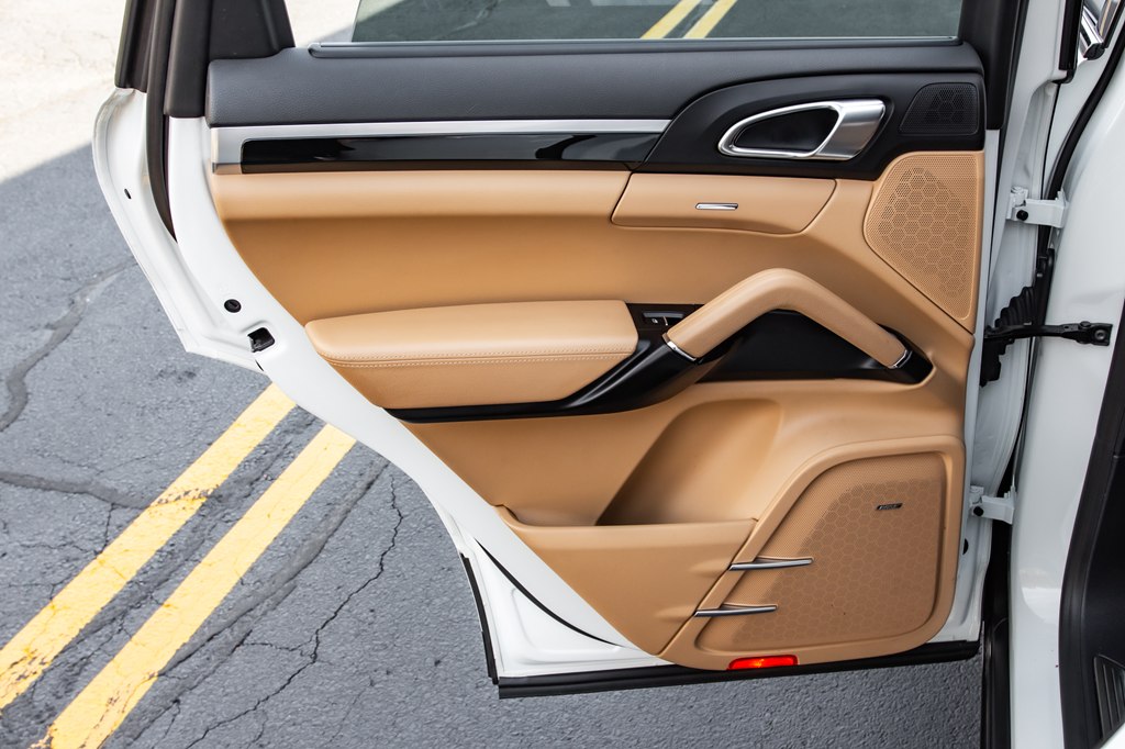 Photo 28 of this PORSCHE CAYENNE