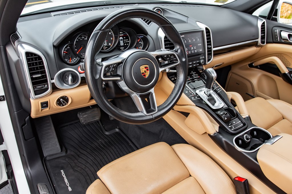 Photo 17 of this PORSCHE CAYENNE