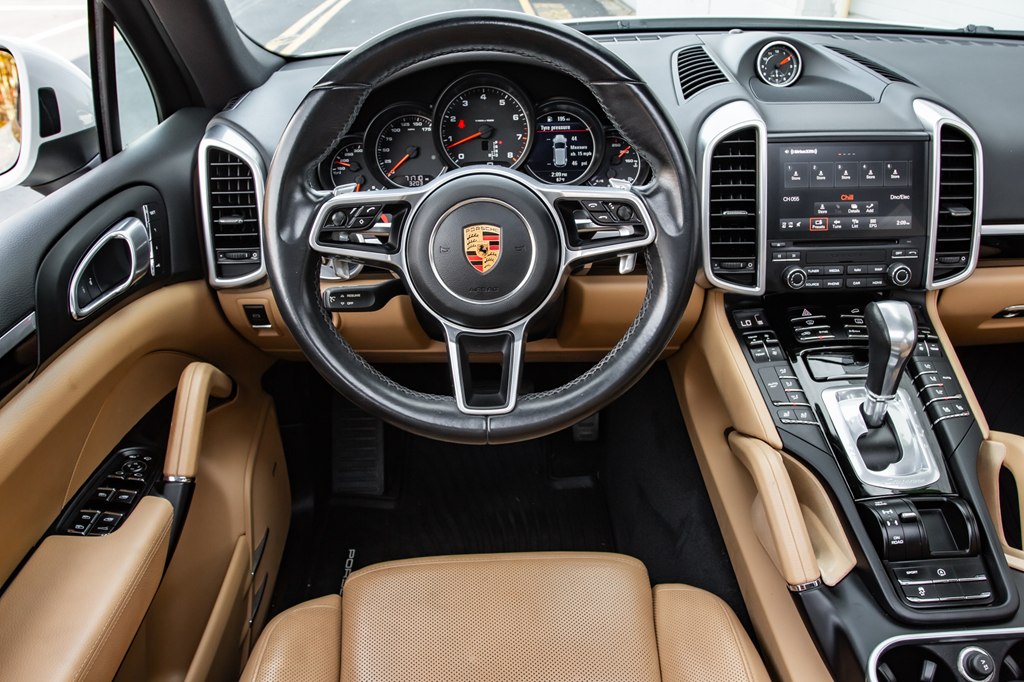 Photo 19 of this PORSCHE CAYENNE