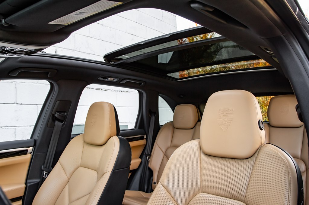 Photo 25 of this PORSCHE CAYENNE