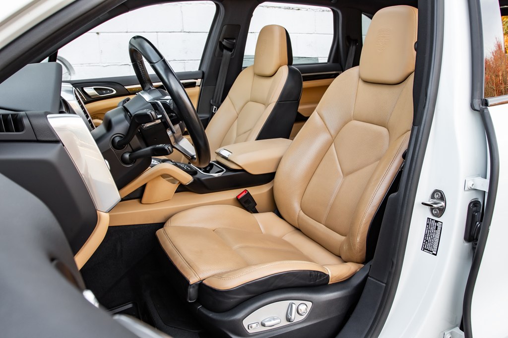 Photo 24 of this PORSCHE CAYENNE