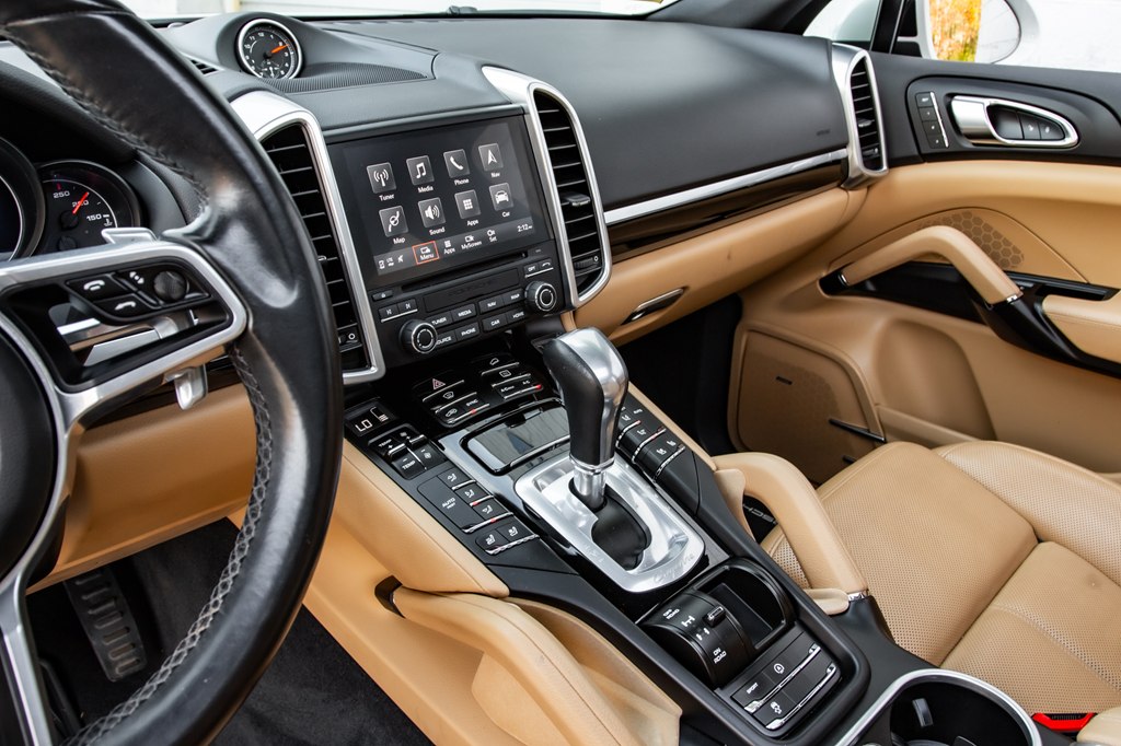 Photo 23 of this PORSCHE CAYENNE