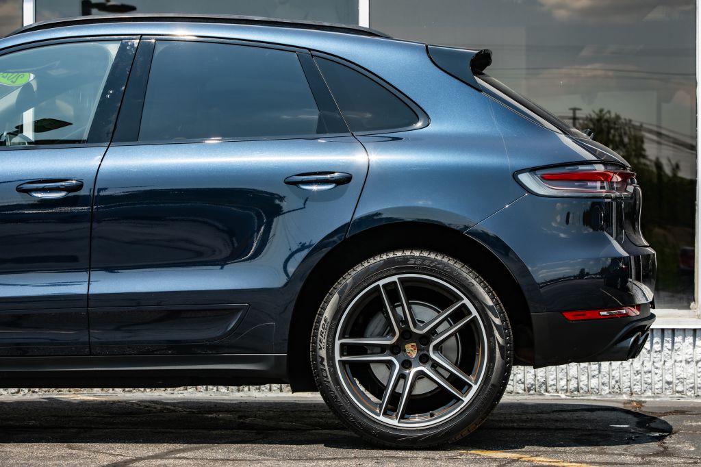 Photo 12 of this PORSCHE MACAN