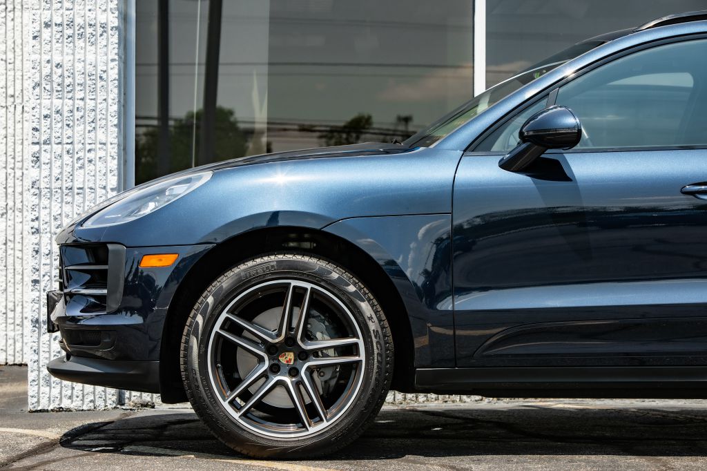 Photo 11 of this PORSCHE MACAN