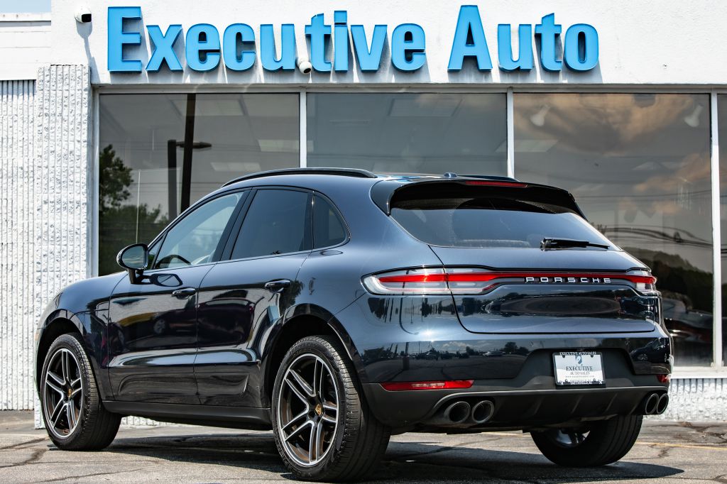 Photo 5 of this PORSCHE MACAN